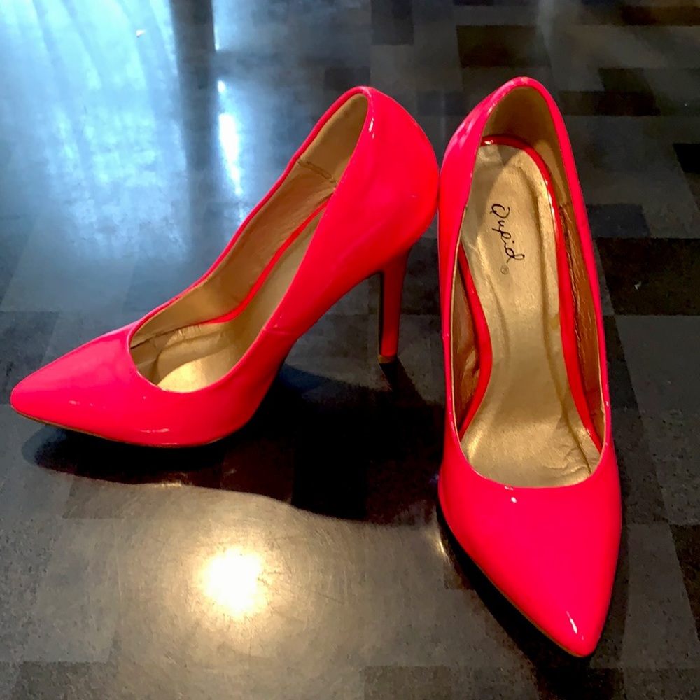 Hot neon pink 👠 heels!